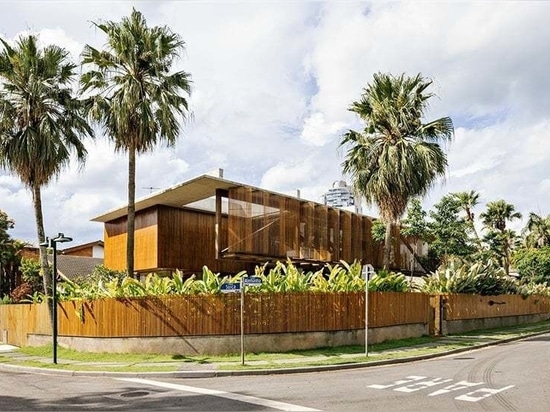 Delicate persiane in legno ombreggiano la "Casa Cumaru" di FGMF Arquitetos a San Paolo