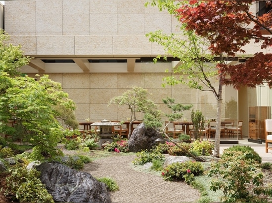 Lo studio Montalba Architects aggiunge un giardino giapponese al Nobu californiano