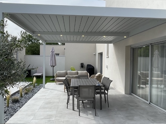 Pergola bioclimatica SPR02.2 grigio chiaro RAL7035