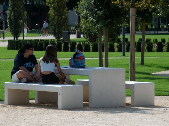 ARREDO URBANO IN PIETRA RICOSTRUITA PER IL PARCO TE A MANTOVA