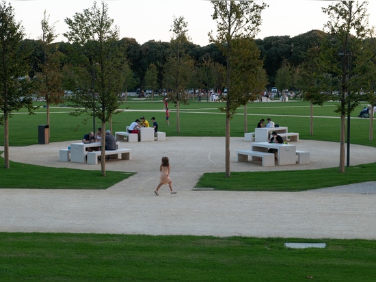 ARREDO URBANO IN PIETRA RICOSTRUITA PER IL PARCO TE A MANTOVA