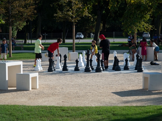 ARREDO URBANO IN PIETRA RICOSTRUITA PER IL PARCO TE A MANTOVA