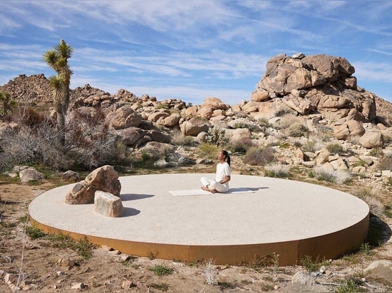 Una casa che si integra nella tavolozza dei colori del deserto circostante