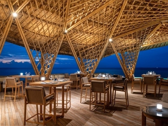 Il ristorante overwater in bambù di Atelier Nomadic emerge come una creatura marina alle Maldive