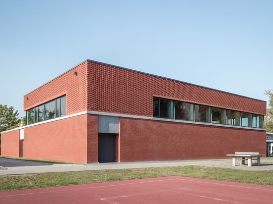 Palazzetto dello sport a campo unico per le scuole speciali di Salzwedel / Atelier . Schmelzer . Weber + Fitschen + Partner