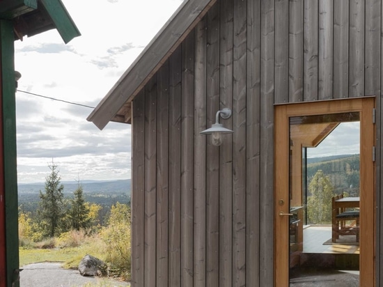 Una finestra dalla forma unica aiuta a incorniciare la vista dall'interno di questa cabina