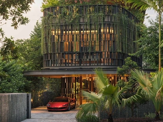 Molte piante sono state integrate nel design di questa casa a Singapore