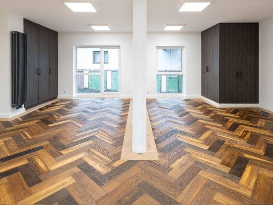 Dennebos Flooring pavimento in legno a spina di pesce in 3 diverse tonalità.