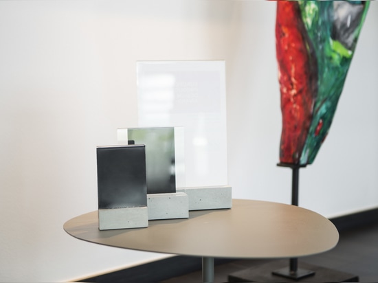 Espositore da tavolo in cemento di alta qualità, colori: grigio, grigio scuro, nero, beige con Plexiglass - Mobili in cemento CO33