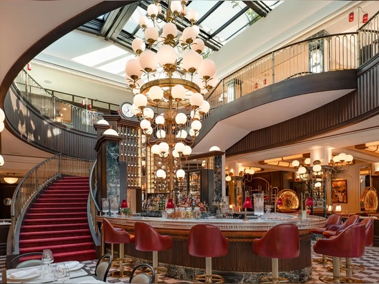 Grande afflusso di luce al Café de Paris di Monaco.