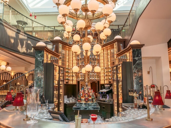 Grande afflusso di luce al Café de Paris di Monaco.