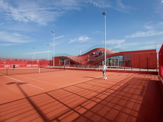 MVRDV completa il circolo di tennis di Amsterdam con la ciotola della disposizione dei posti a sedere sul tetto