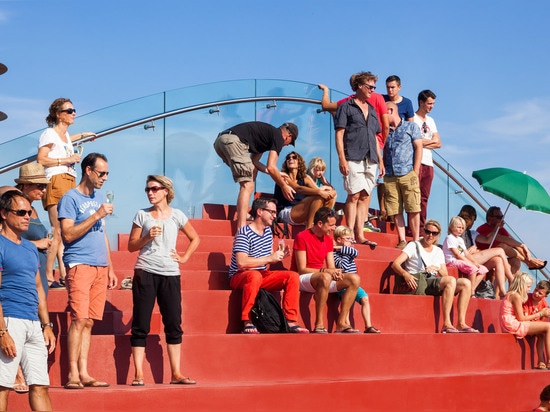 MVRDV completa il circolo di tennis di Amsterdam con la ciotola della disposizione dei posti a sedere sul tetto