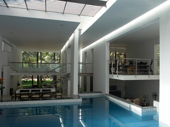 La piscina di Skylit forma il cuore della residenza di Bangalore da Ochre