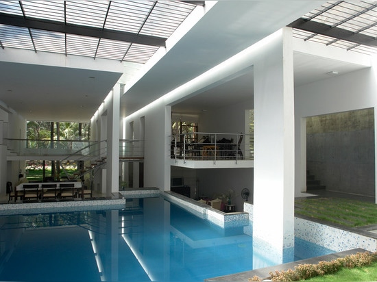 La piscina di Skylit forma il cuore della residenza di Bangalore da Ochre