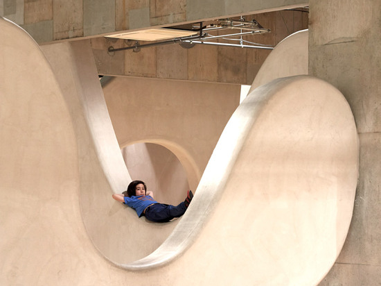 Junya Ishigami genera la scuola materna con le pareti nube-a forma di all'interno di un blocchetto di palazzo multipiano