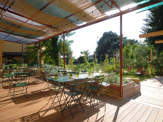 fuori del pranzare è grazie possibili alla veranda che trascura nel giardino