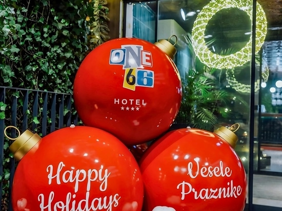 Branding festivo presso l'Hotel one66: Baubles natalizi giganti