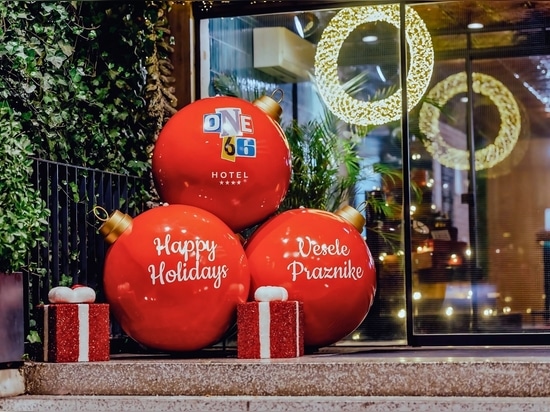 Branding festivo presso l'Hotel one66: Baubles natalizi giganti