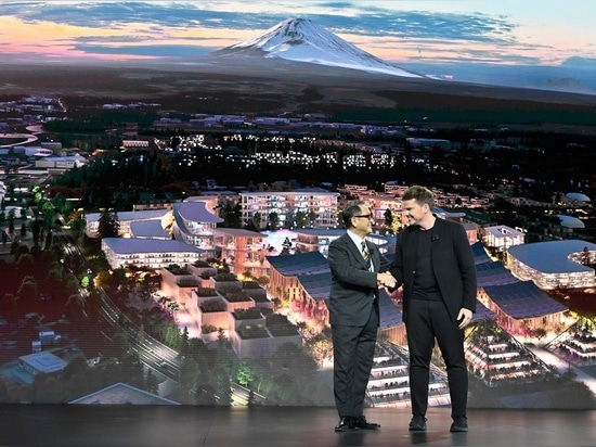 Akio Toyoda, CEO di Toyota Motor Corporation, con Bjarke Ingels di BIG Architecture durante l'evento CES Las Vegas 2020.