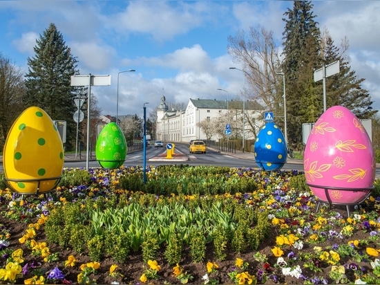 Decorazioni pasquali in vetroresina: Uova, coniglietti e galline personalizzabili per elevare gli spazi urbani