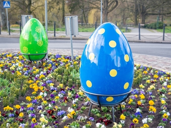 Decorazioni pasquali in vetroresina: Uova, coniglietti e galline personalizzabili per elevare gli spazi urbani