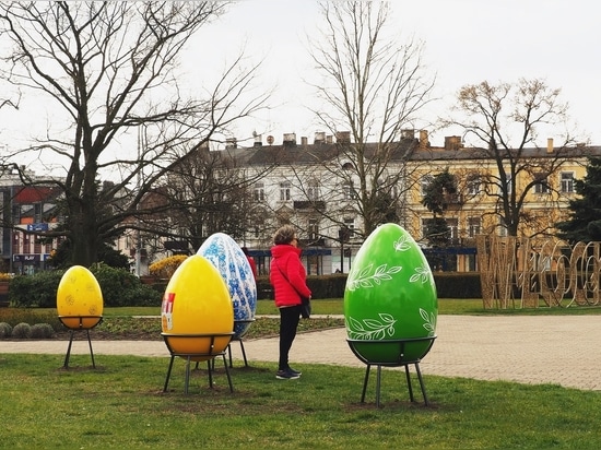 Decorazioni pasquali in vetroresina: Uova, coniglietti e galline personalizzabili per elevare gli spazi urbani