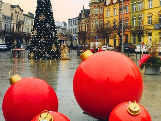 Baubles natalizi in fibra di vetro XXL - Un tocco di festa per gli spazi pubblici