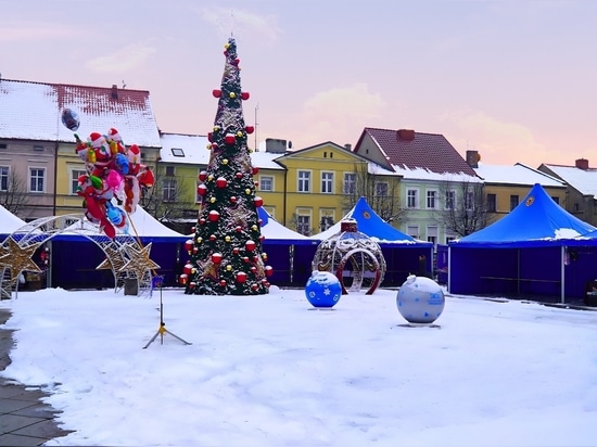 Baubles natalizi in fibra di vetro XXL - Un tocco di festa per gli spazi pubblici