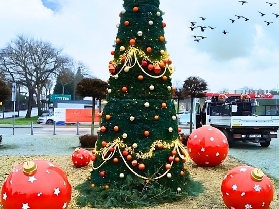 Baubles natalizi in fibra di vetro XXL - Un tocco di festa per gli spazi pubblici