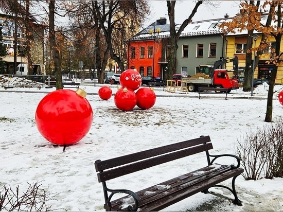 Baubles natalizi in fibra di vetro XXL - Un tocco di festa per gli spazi pubblici