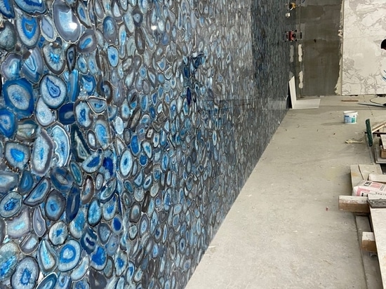 Agata Blu retroilluminata: il nostro rivestimento murale per una piscina indoor