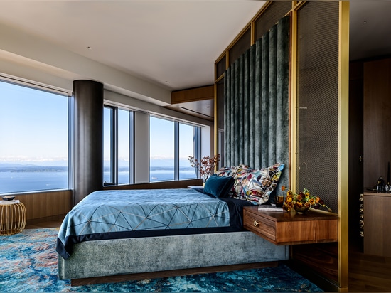 Questa residenza della Rainier Square Tower domina lo skyline di Seattle con la rete metallica decorativa Banker M12Z-42 che diffonde la luce naturale e crea divisori di spazio all'interno della casa.