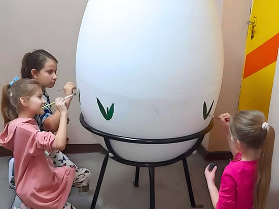 Dipingere le uova di Pasqua XXL: Un'iniziativa scolastica creativa che unisce le comunità