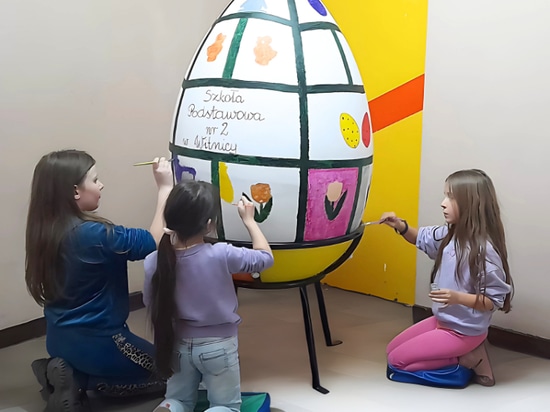 Dipingere le uova di Pasqua XXL: Un'iniziativa scolastica creativa che unisce le comunità