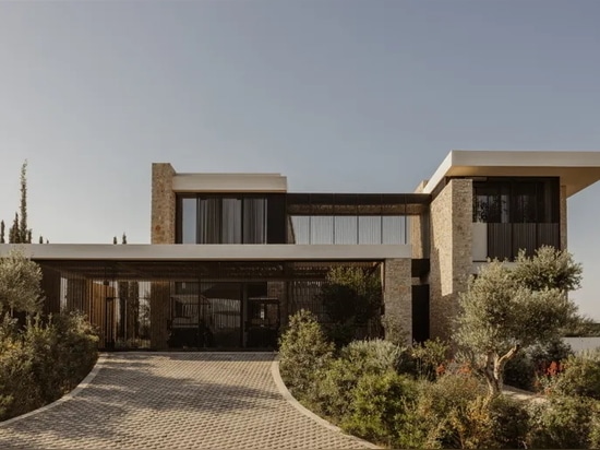 Una casa in Costa Navarino fa capolino tra gli ulivi con vista sull'oceano