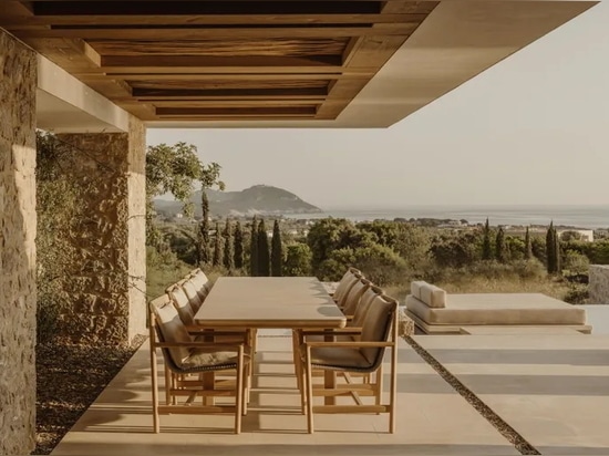 Una casa in Costa Navarino fa capolino tra gli ulivi con vista sull'oceano