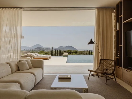 Una casa in Costa Navarino fa capolino tra gli ulivi con vista sull'oceano