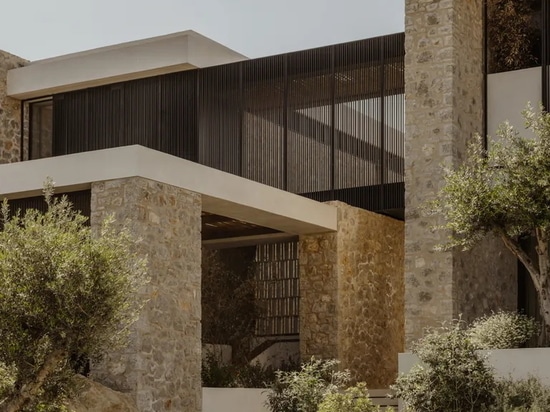 Una casa in Costa Navarino fa capolino tra gli ulivi con vista sull'oceano