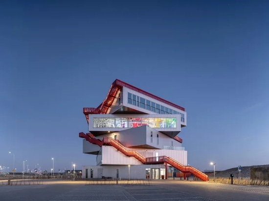 Portlantis è il nuovo centro visitatori di Rotterdam che mette in contatto gli ospiti con il suo ricco spirito marittimo