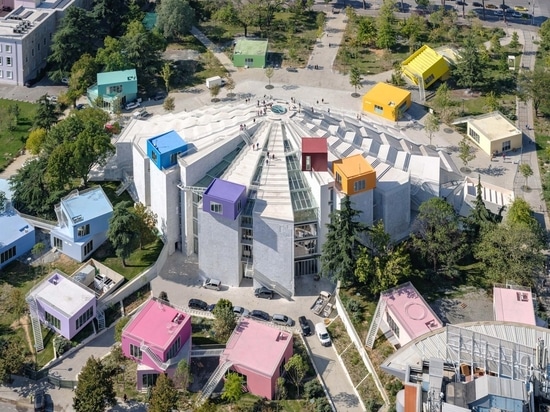Recuperare la piramide di Tirana: MVRDV trasforma il monumento più controverso dell'Albania