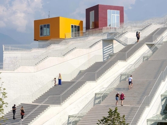 Recuperare la piramide di Tirana: MVRDV trasforma il monumento più controverso dell'Albania