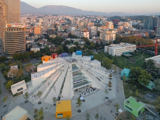 Recuperare la piramide di Tirana: MVRDV trasforma il monumento più controverso dell'Albania