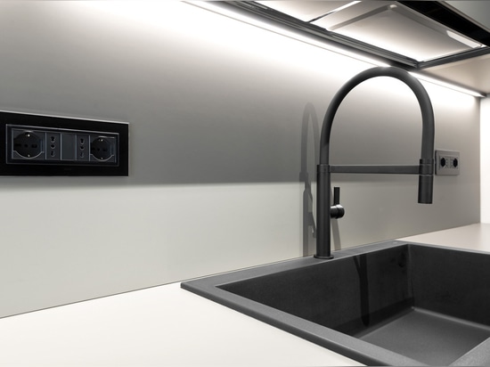 La domotica AVE in un appartamento sul lungomare: fra design, comfort e tecnologia