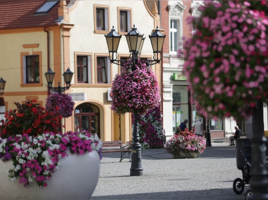 Fioriere per lampioni: Fioriscono sopra le strade
