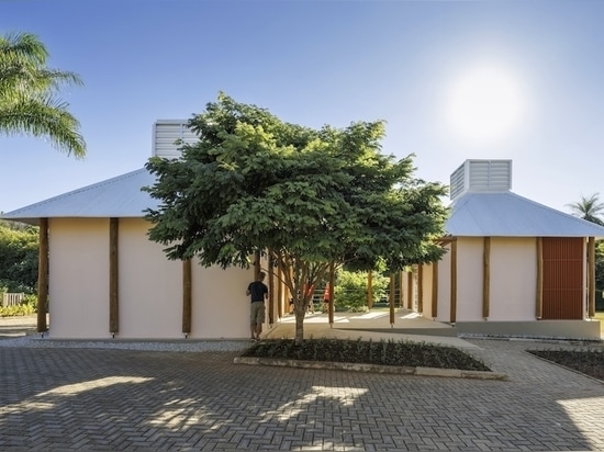 La scuola modulare di BIRI & mach arquitetos in Brasile è concepita per crescere nel tempo