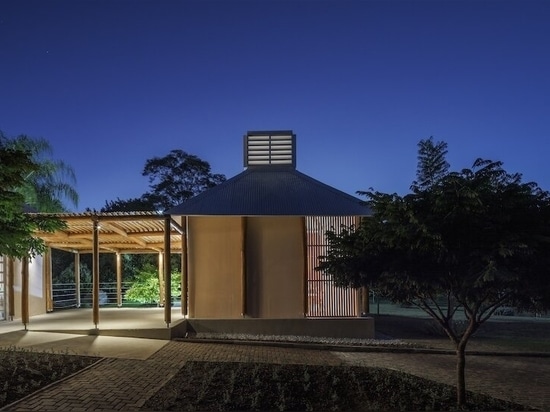 La scuola modulare di BIRI & mach arquitetos in Brasile è concepita per crescere nel tempo
