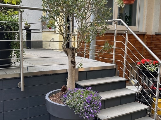 Eleganza urbana in monocromia: Fioriere sovradimensionate per paesaggi urbani moderni