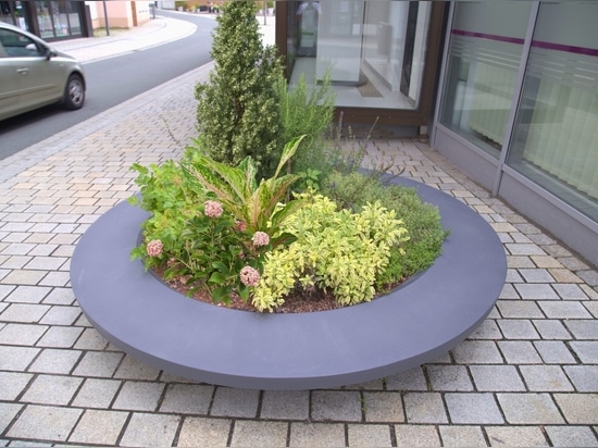 Eleganza urbana in monocromia: Fioriere sovradimensionate per paesaggi urbani moderni