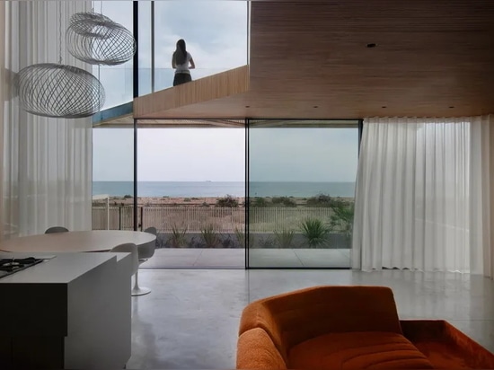 Una casa sulla spiaggia del Sussex reimmagina audacemente la sua tipologia balneare